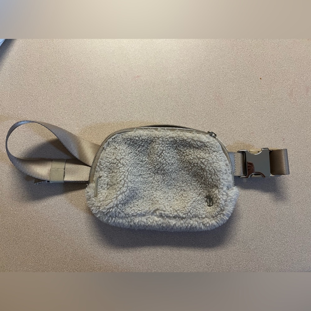 EUC Lululemon Sherpa Everywhere Belt Bag in Ivory